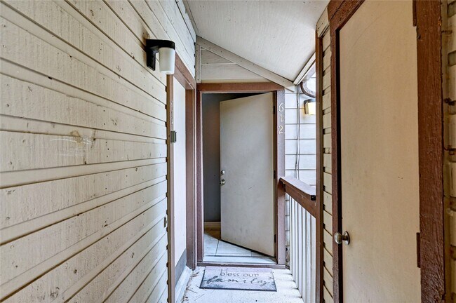 Building Photo - 12900 Walden Rd
