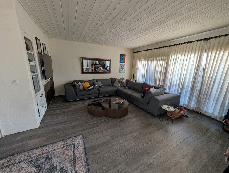 Building Photo - 245 S Helix Ave