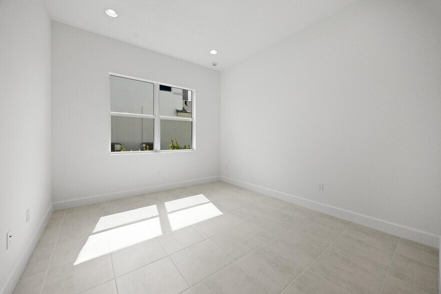 Building Photo - 15144 Wildwood Cir