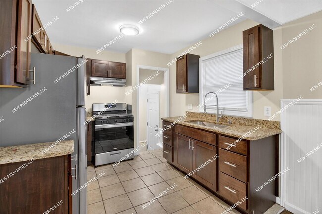 Building Photo - Lovely 3-Bedroom, 1.5-Bathroom Brick Bungalow for Rent in Redford Twp.!