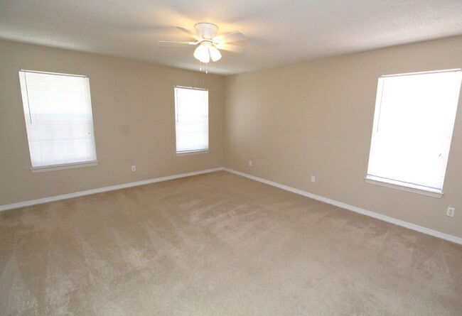 Building Photo - Spacious 3 Bedroom Home in Greystone – Nea...
