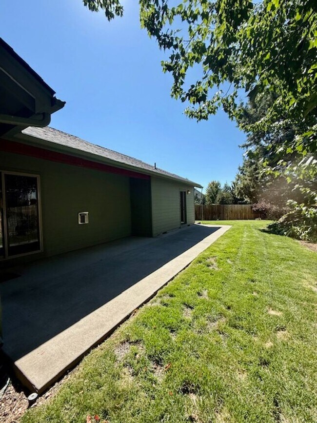 Building Photo - Charming 3 Bedroom Single-Level Home in Ba...