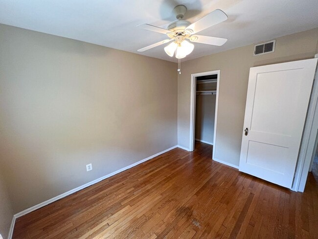 Building Photo - Charming 2 Bed 2 Bath Brick Townhome With A Fully Fenced Yard In Beautiful Foxcroft Heights