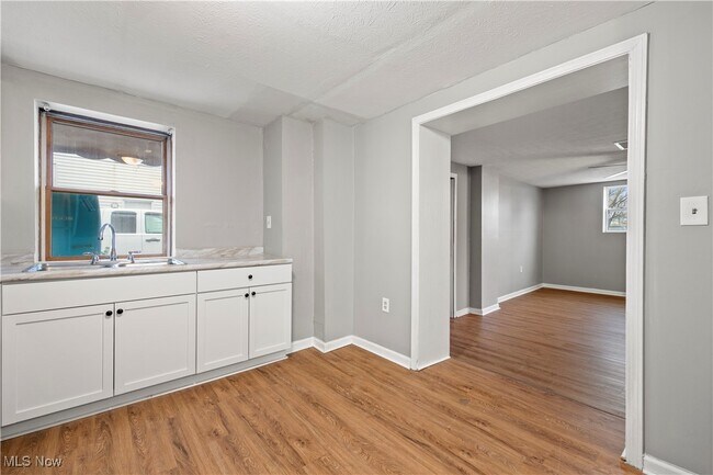 Building Photo - 1063 W 21st St