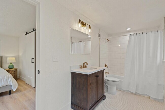 Primary Bathroom (Tub & Shower) - 123 2nd St SE