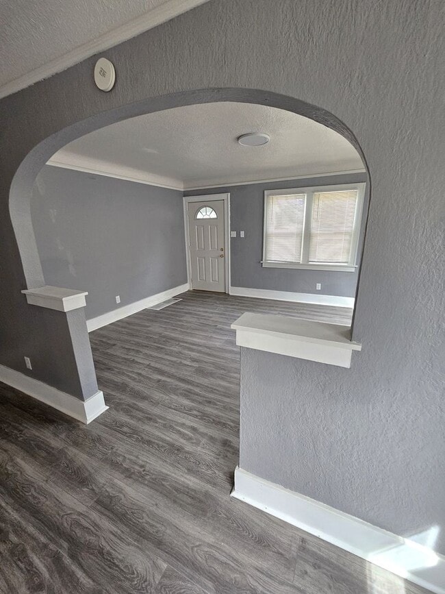 Building Photo - FOR RENT- 4 bed home on Hope Ave, Pets ok ...