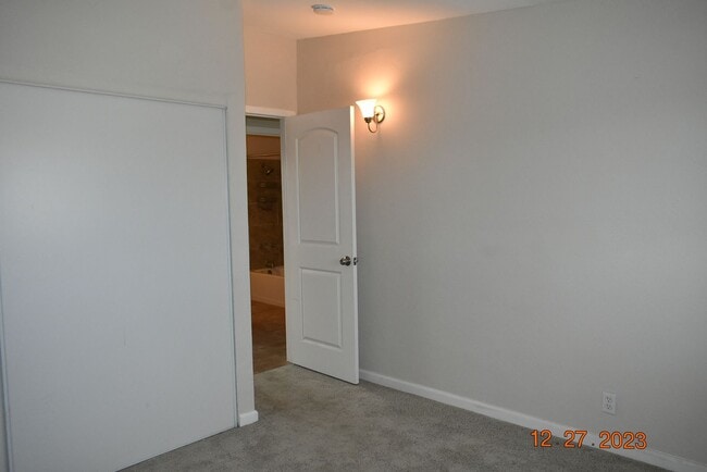 Building Photo - Modern Living in California City