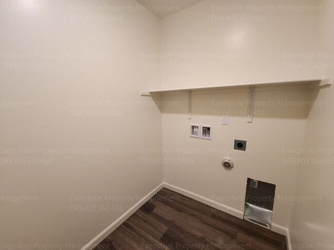Building Photo - Newly constructed 4 bedroom/ 3 bathroom co...