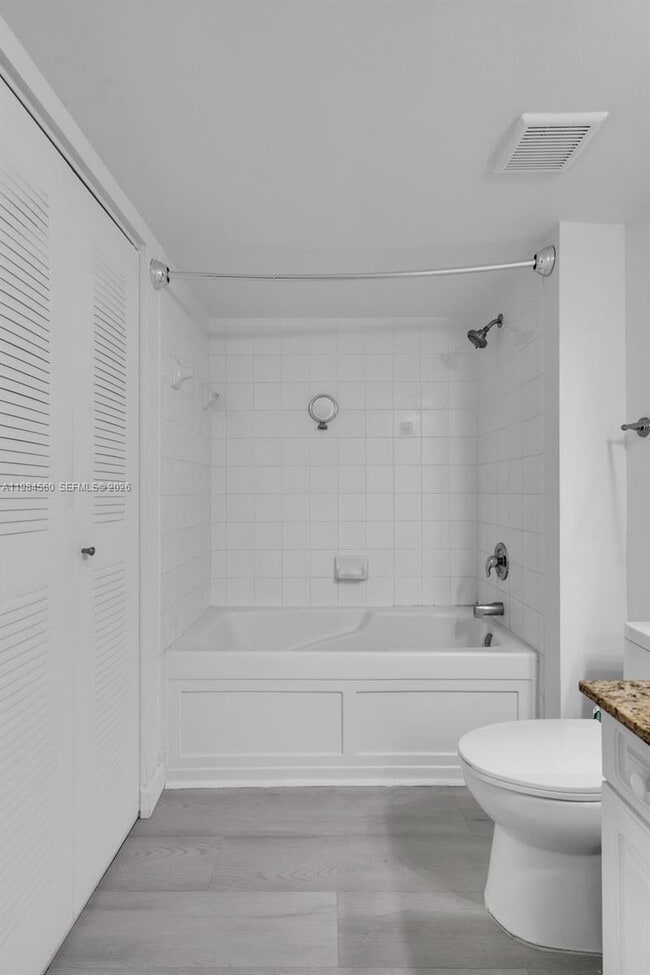 Building Photo - 520 SE 5 Ave