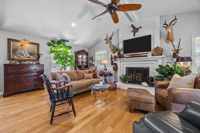 Building Photo - Gorgeous Mid-Century Modern Ranch in West Raleigh near NCSU and Lake Johnson - Fenced-in Backyard!