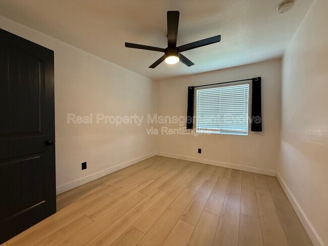 Building Photo - 429 E Greenway Dr