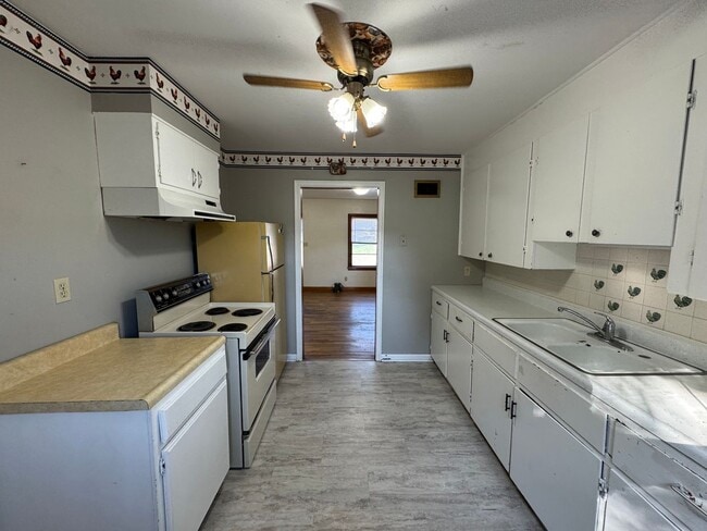 Building Photo - 2 bedroom, 2 bath house located near water...