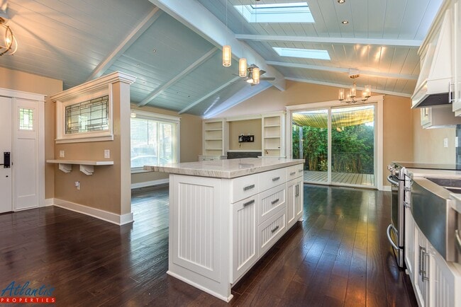 Building Photo - Gorgeous Home | Remodeled | Desirable Location