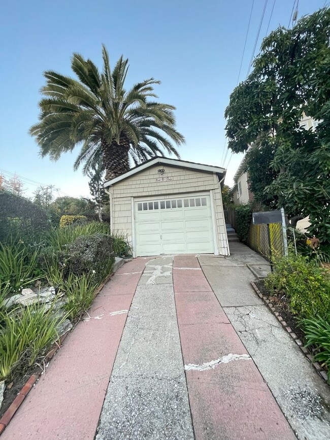 Building Photo - House for Rent in Piedmont