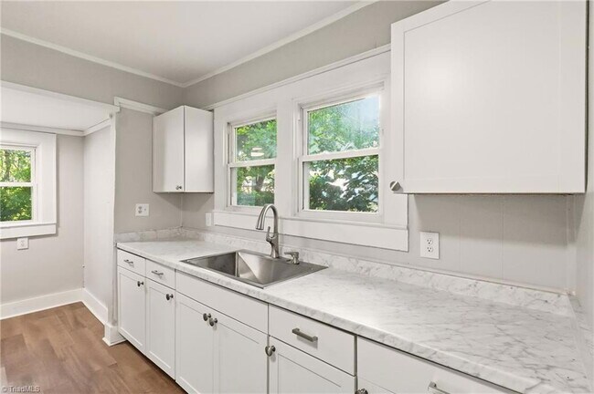 Building Photo - 2051 Bloomfield Dr