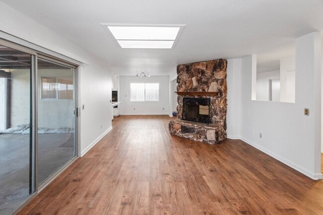 Building Photo - Available Now! Spacious 3BR, 2BA, 1,76sq.f...