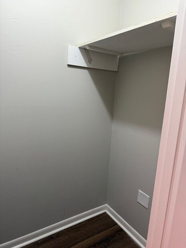 Building Photo - Remodeled 1 Bedroom Apartment!!! Walk to the Square or Steps from Sumner Regional Hospital