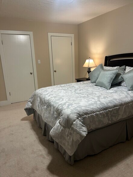 Building Photo - 6050 SW Taylors Ferry Rd