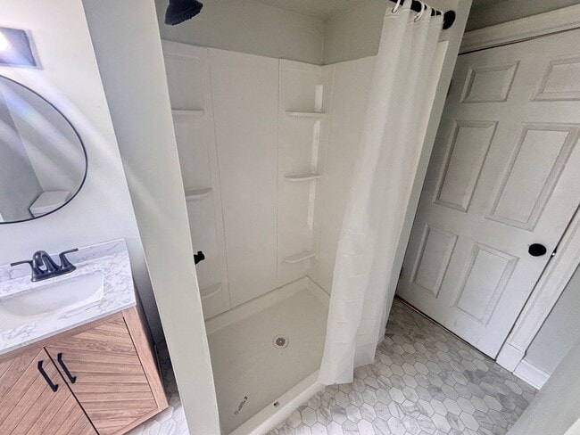 Building Photo - 4 Bedroom, 2 Full Baths Harrisburg House f...