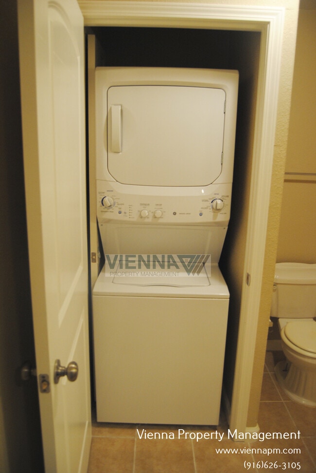 Building Photo - Fair Oaks Condo