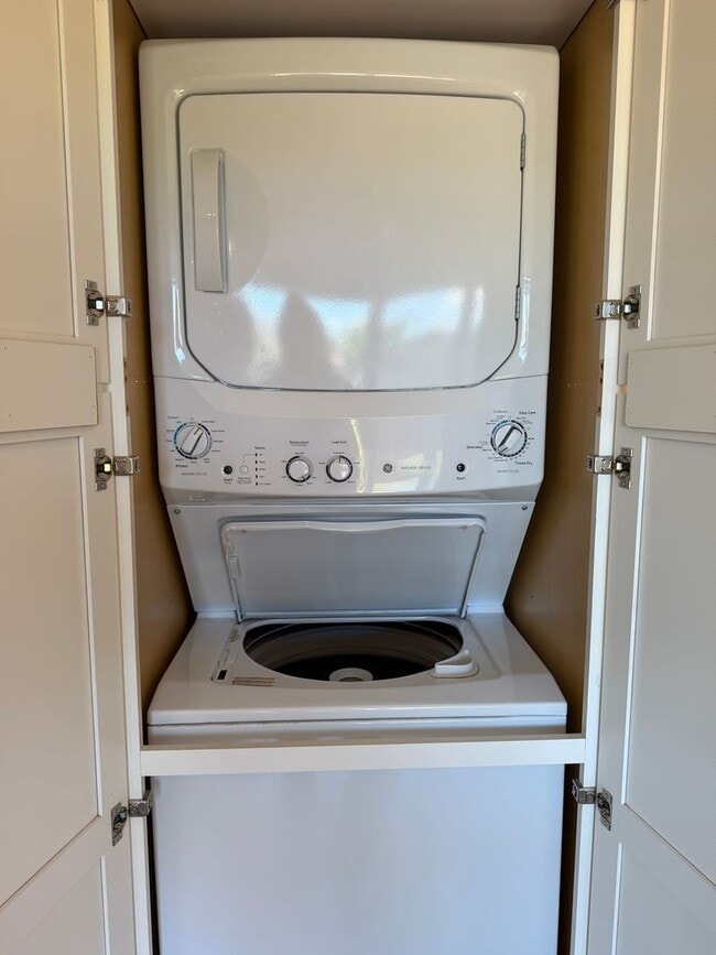 Building Photo - Nicely remodeled 1 bedroom Suite, All utilities paid + WiFi