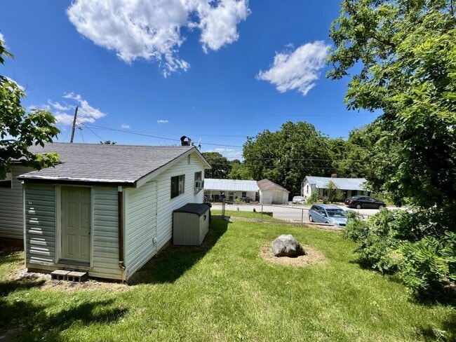 Building Photo - 318 Leonard St