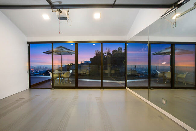 Building Photo - 1733 Sunset Plaza Dr