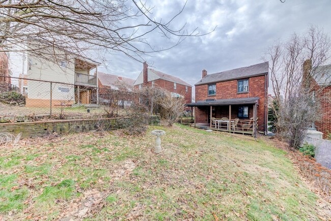 Building Photo - Amazing 3 bedroom home in South side available May 1!