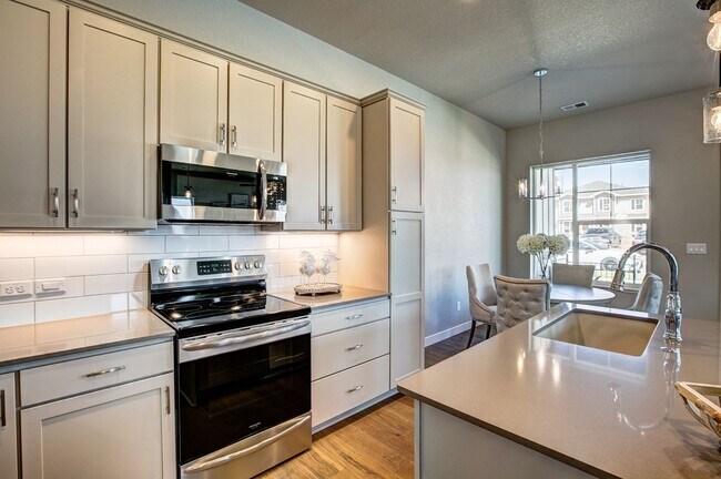 Building Photo - Mangold832 (KC-LN)