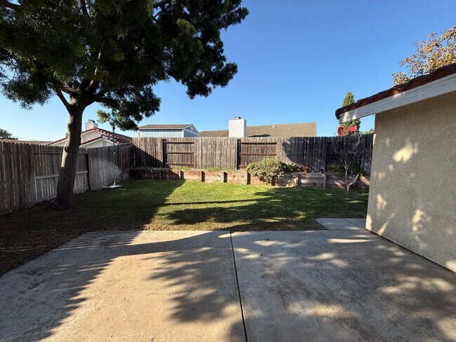 Building Photo - Rolling Hills Single Story Home Includes A...