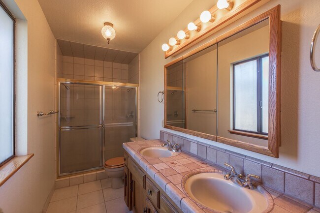 Building Photo - 3 bed, 2 bath home AVAILABLE NOW FOR RENT! $1,800/month.