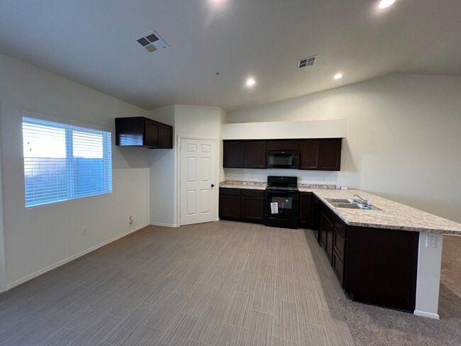 Building Photo - NEWER TOWNHOME!