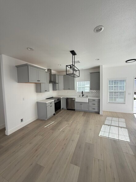 Building Photo - 11483 Delano St