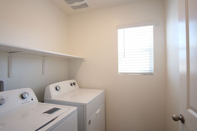 Building Photo - Move-in ready! Stunning 4-bedroom, 3-bathroom home located in the vibrant city of Manteca, CA.