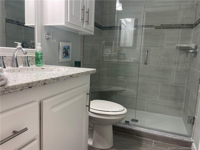 Building Photo - 118 NE Bay Dr