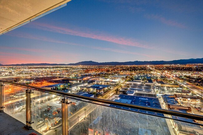 Building Photo - 4381 W Flamingo Rd