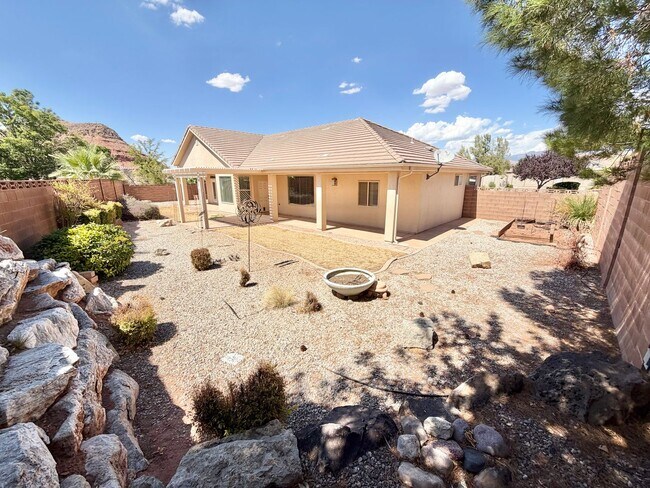 Building Photo - 988 E Silver Falls Dr