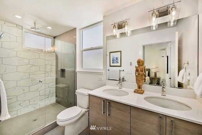 Building Photo - Beacon Hill - 2 Bedroom / 2 Bath Townhome
