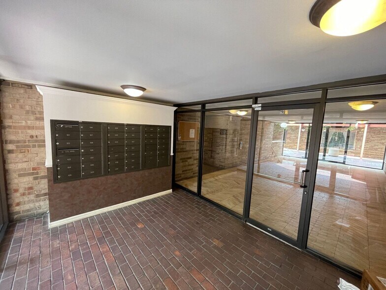 Building Photo - 744 W Gordon Ter