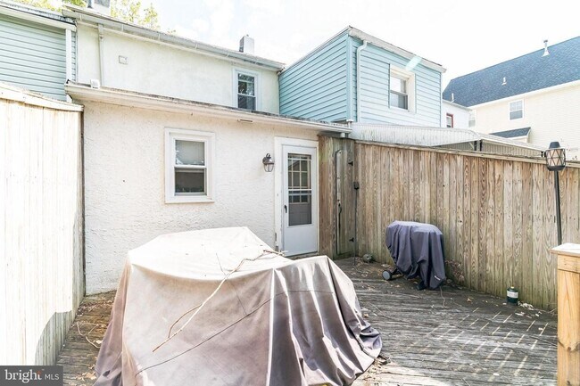 Building Photo - Spacious 3-Bedroom Home with Deck and Bonu...
