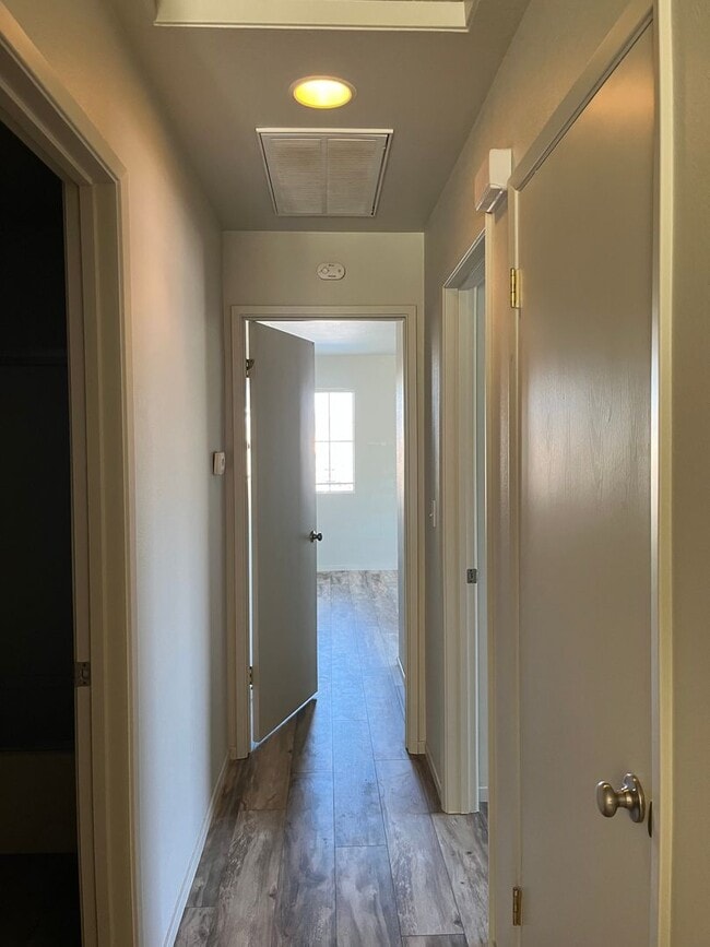 Building Photo - Two Bedroom Townhouse Style Apartment with Garage - Northwest Santa Rosa