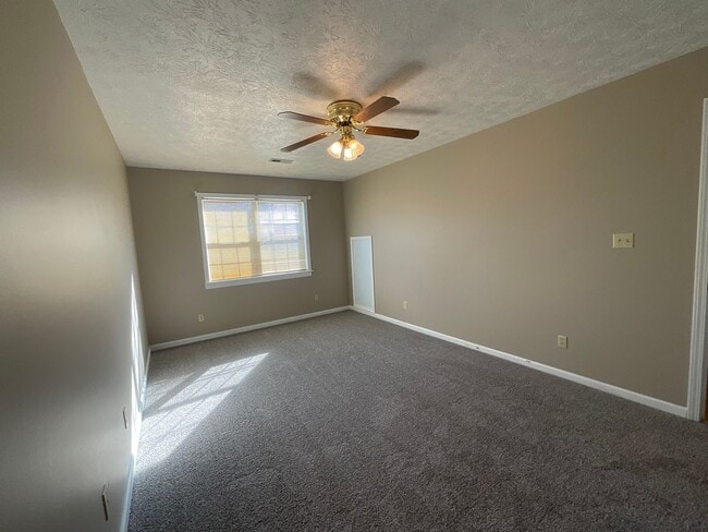 Building Photo - Greenback 37742 - 3 bedroom, 3.5 bath home with bonus room/possible 4th bedroom - Call Terri Kerr...