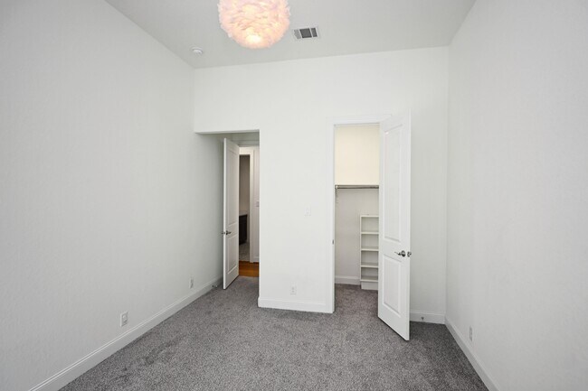 Building Photo - 1438 Oaklawn Dr