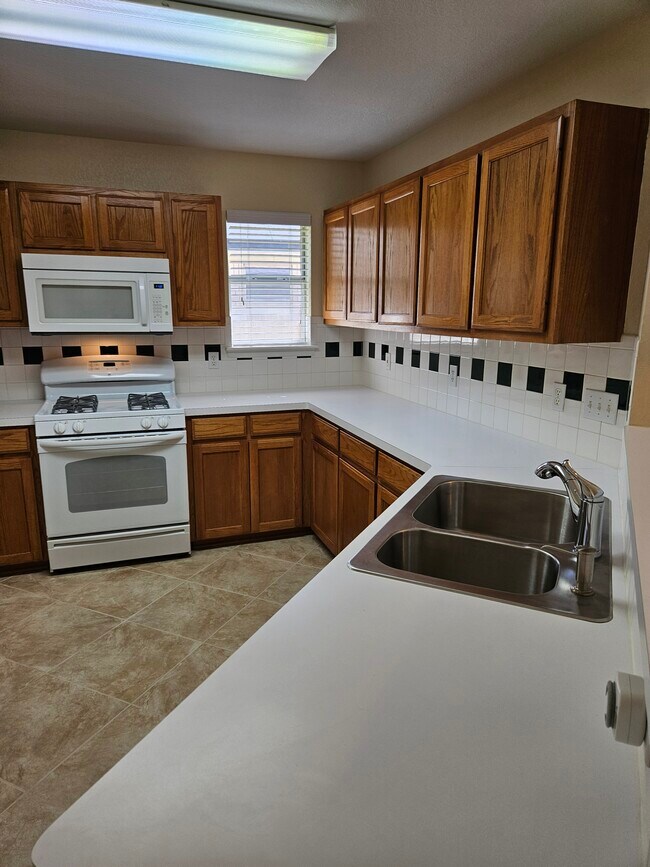 Building Photo - 1002 Woodview Dr