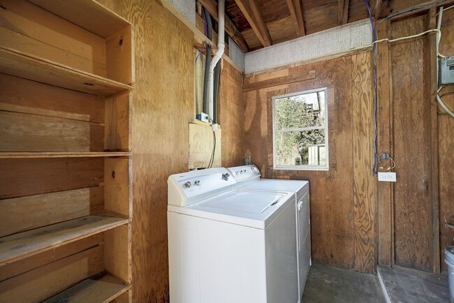 Building Photo - Charming 3 Bed 2 Bath Hyde Park Home for A...