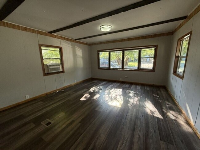 Building Photo - 519 Lone Robin St