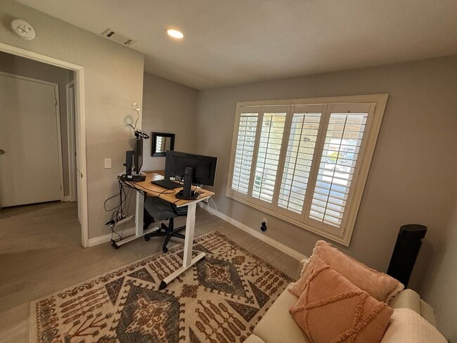 Building Photo - Well Maintained & Updated Home