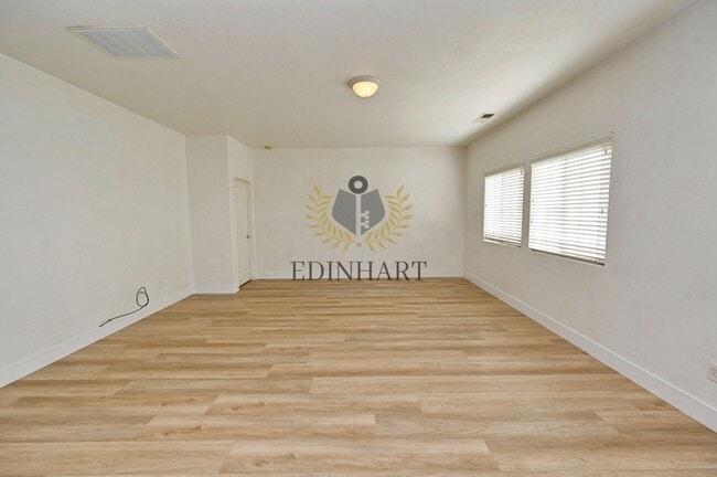 Building Photo - 6083 E Andrews Ave