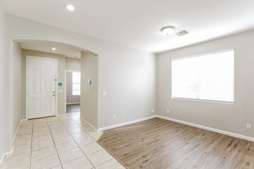 Building Photo - 3447 E Powell Way