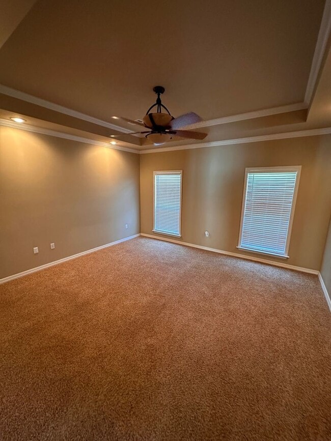 Building Photo - 1010 S Vancouver Ave